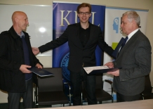 Od lewej: Wacław Olejarka - Dyrektor Techniczny firmy Stal-Systems S. A., Paweł Potakowski - pełnomocnik rektora KUL do spraw komercjalizacji wiedzy i dziekan Wydziału Zamiejscowego Prawa i Nauk o Społeczeństwie KUL profesor Andrzej Kuczumow. (fot. Zdzisław Surowaniec).